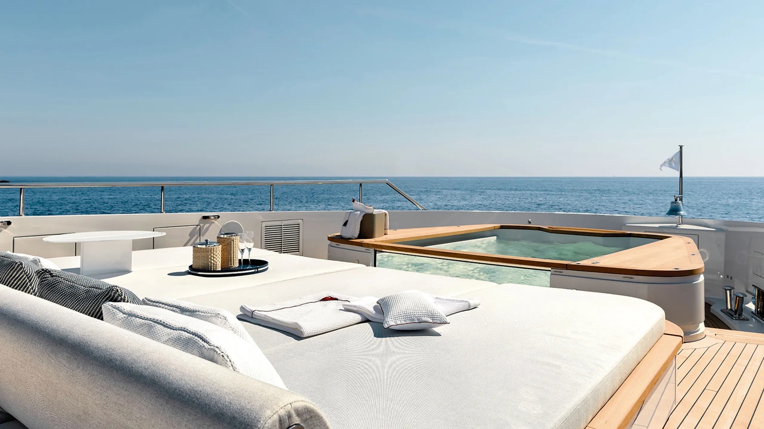 Benetti 37m - Photograph 5