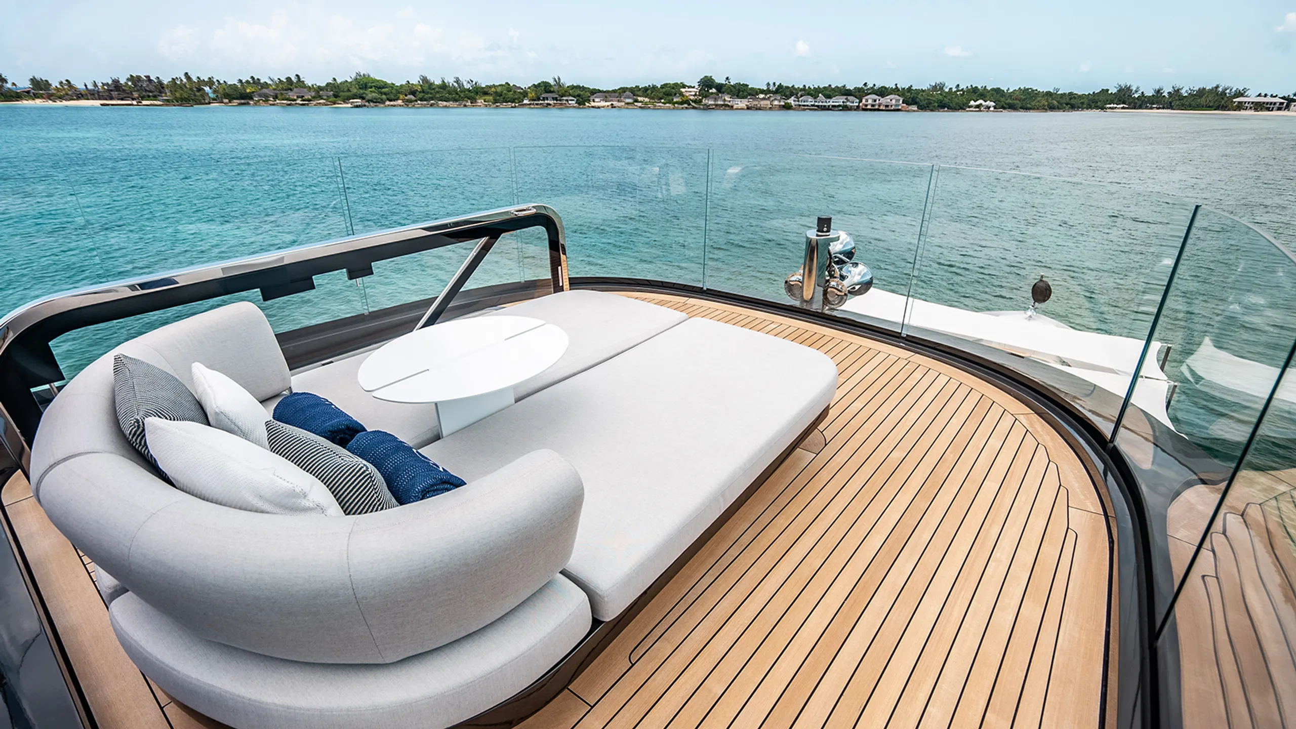 Benetti 37m - Photograph 3