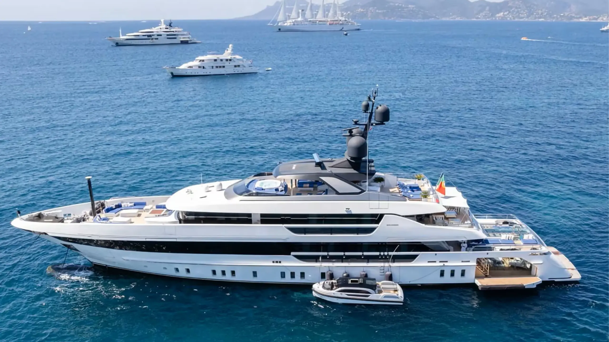 Sanlorenzo 52-metre at anchor