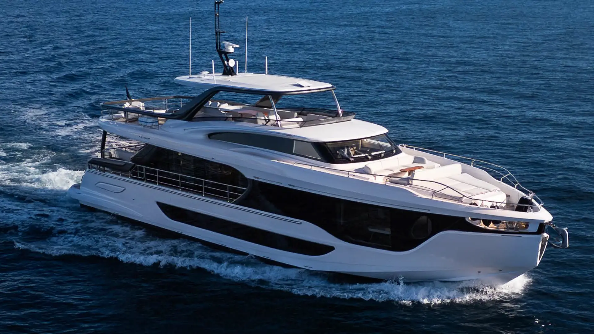 The Azimut 26 m cruising the Mediterranean