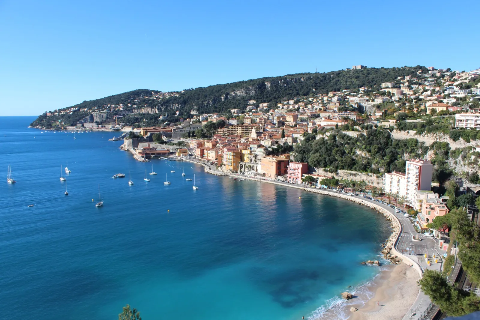 Barche a vela all'ancora lungo il litorale della Costa Azzurra