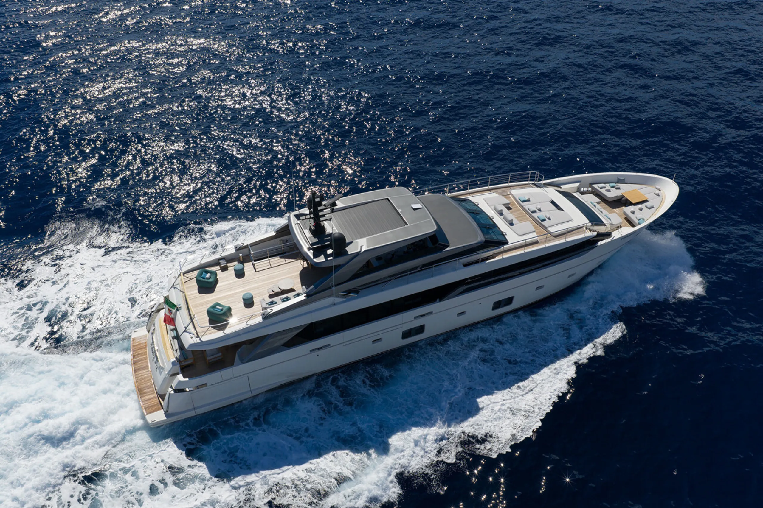 Sanlorenzo 37m - Photograph 3