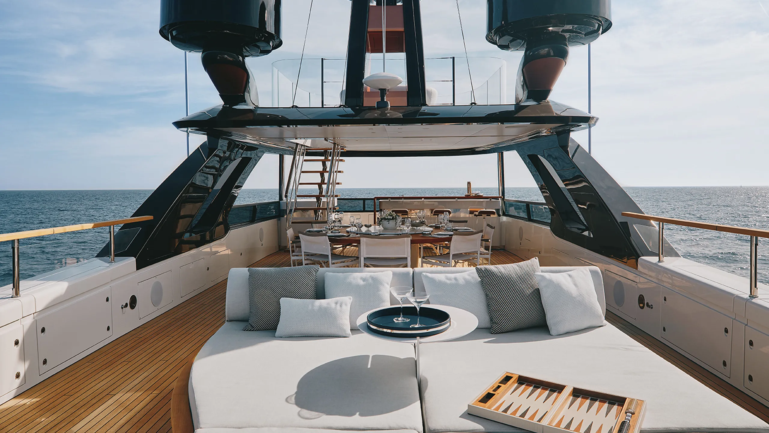 Benetti 37m - Photograph 6
