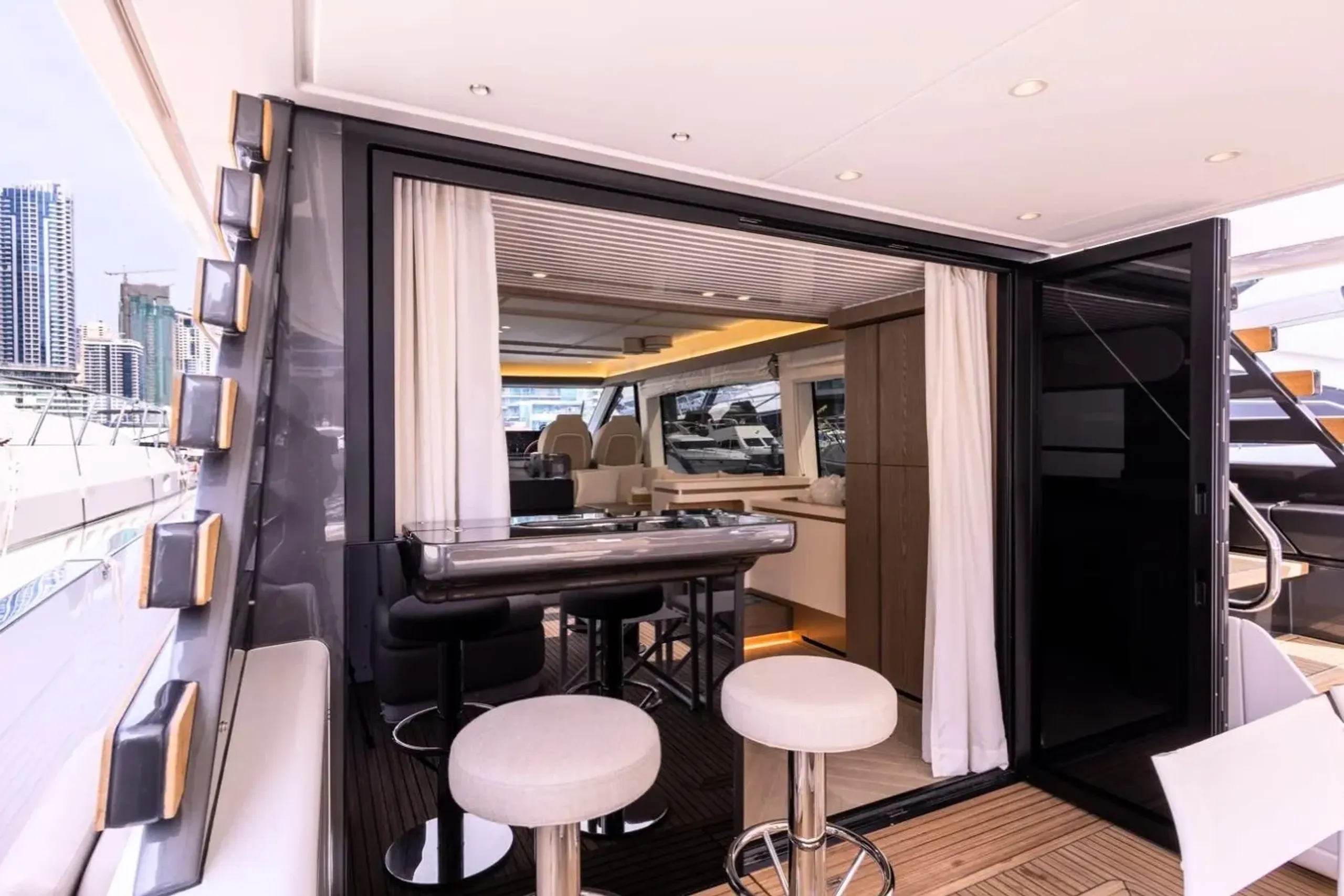 Azimut 18m - Photograph 6