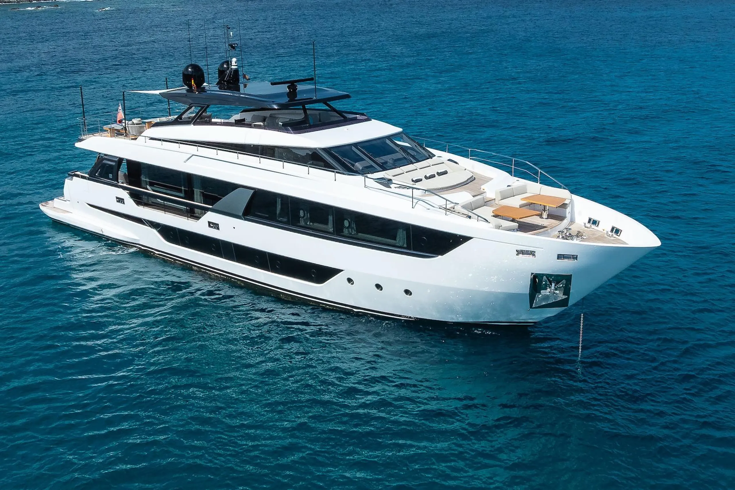 Ferretti 30m - Photograph 4