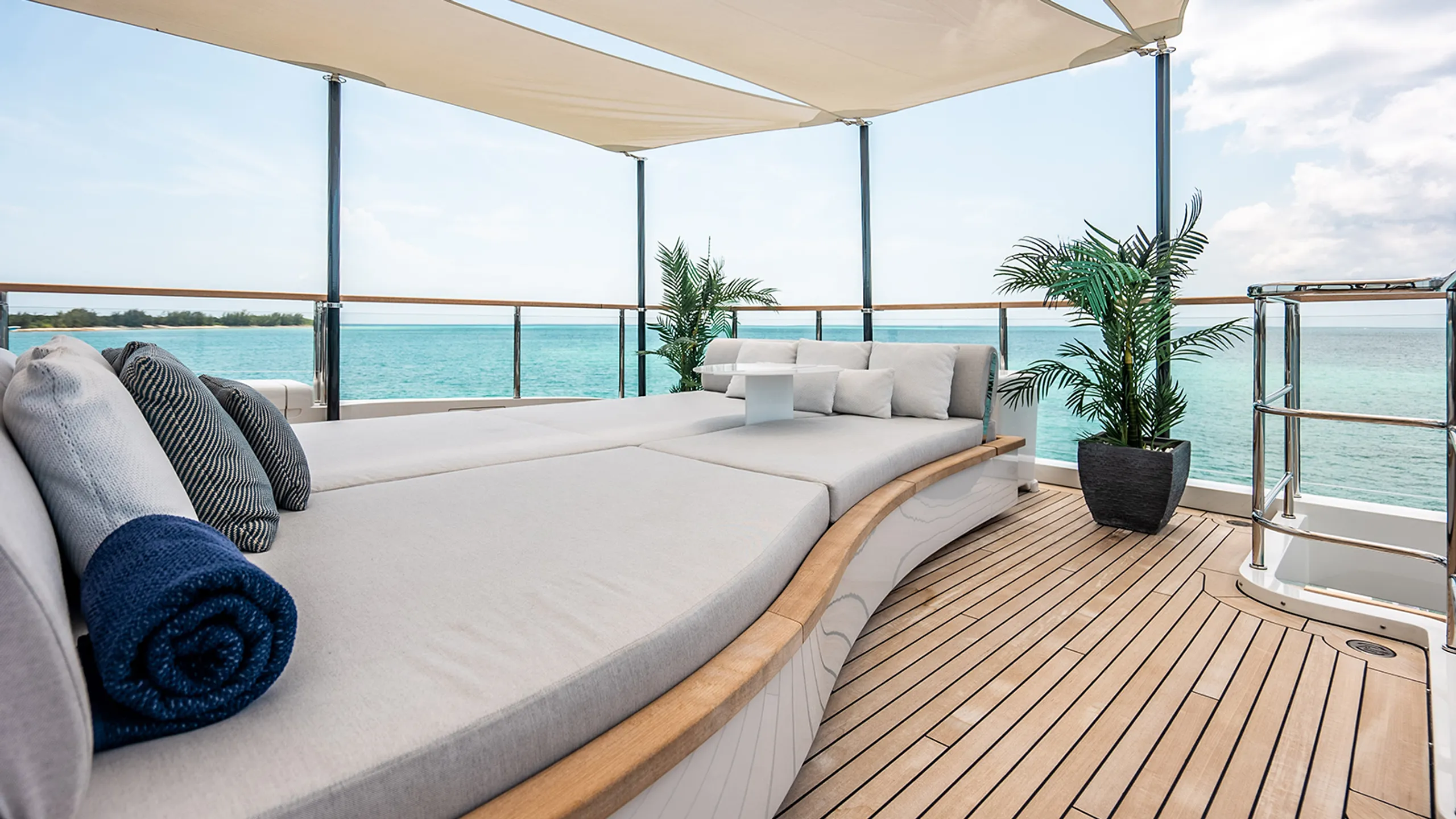 Benetti 37m - Photograph 7