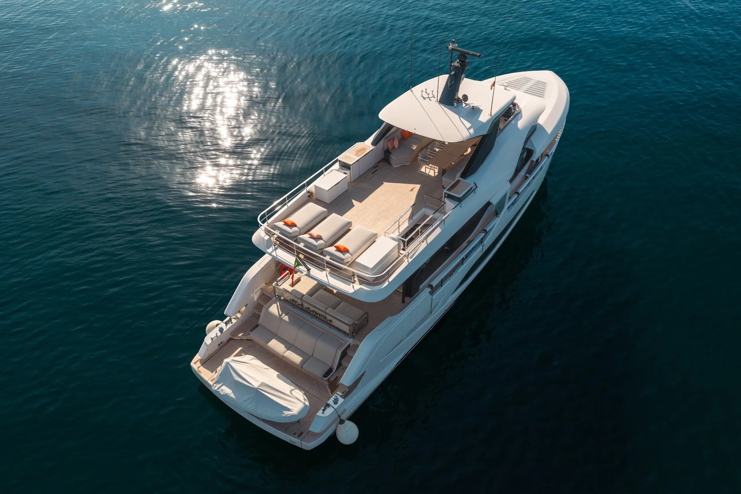 Ferretti 24m - Photograph 8