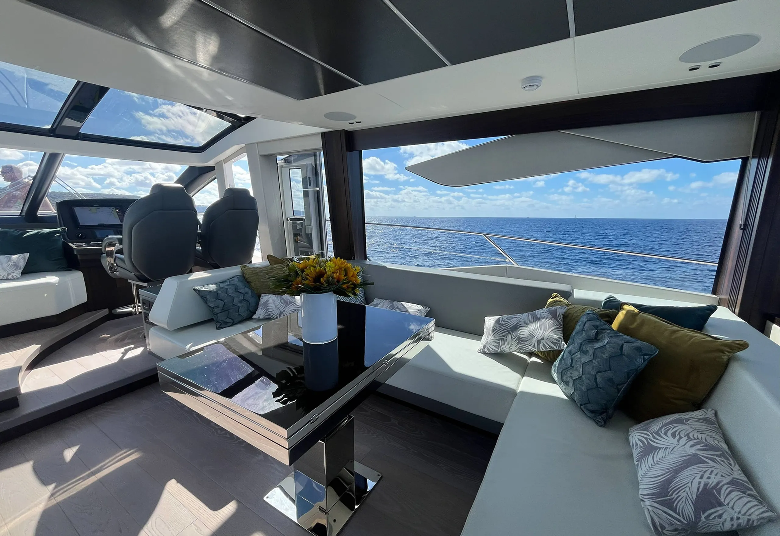 Sunseeker 23m - Photograph 7