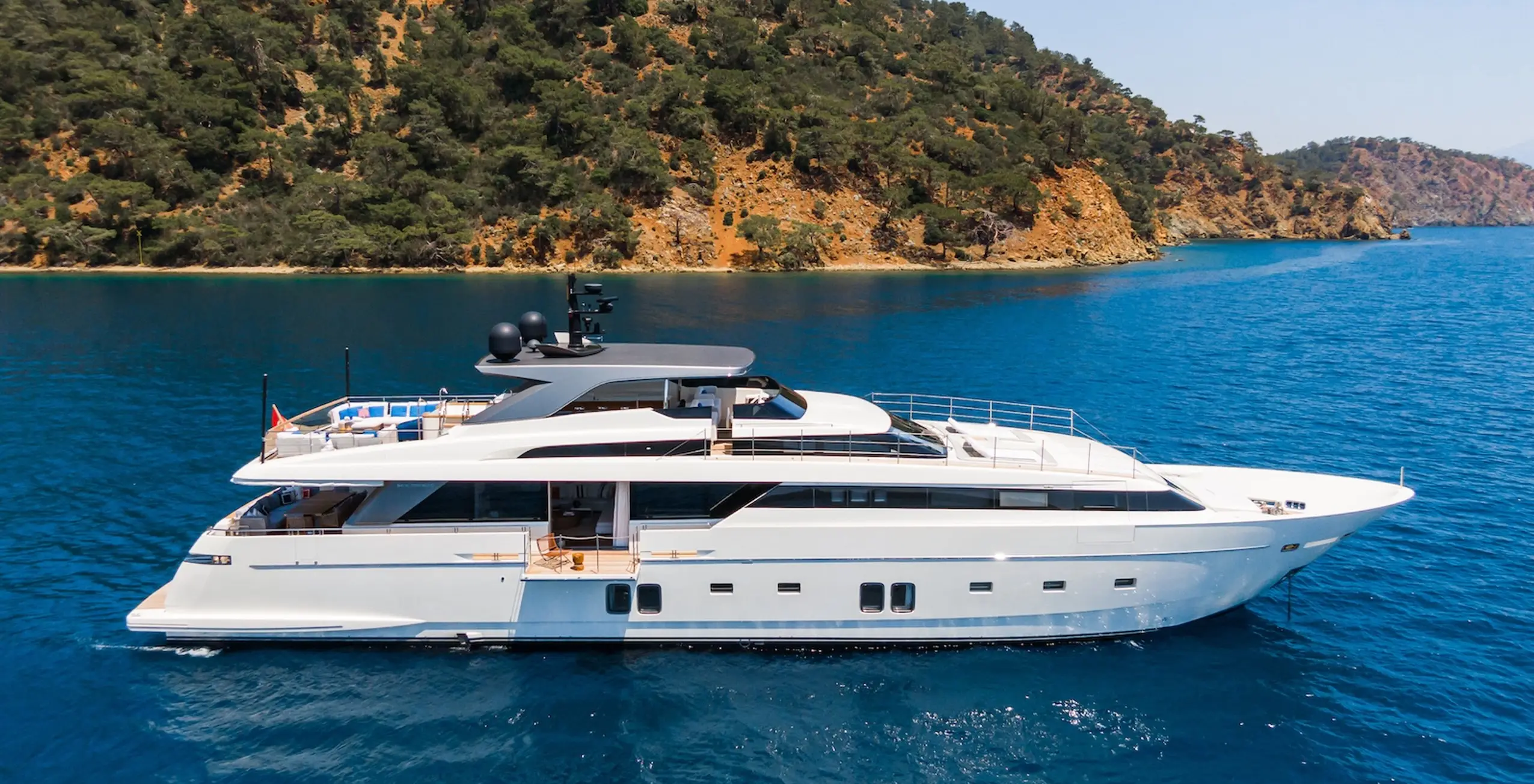 Sanlorenzo 37-metre at anchor
