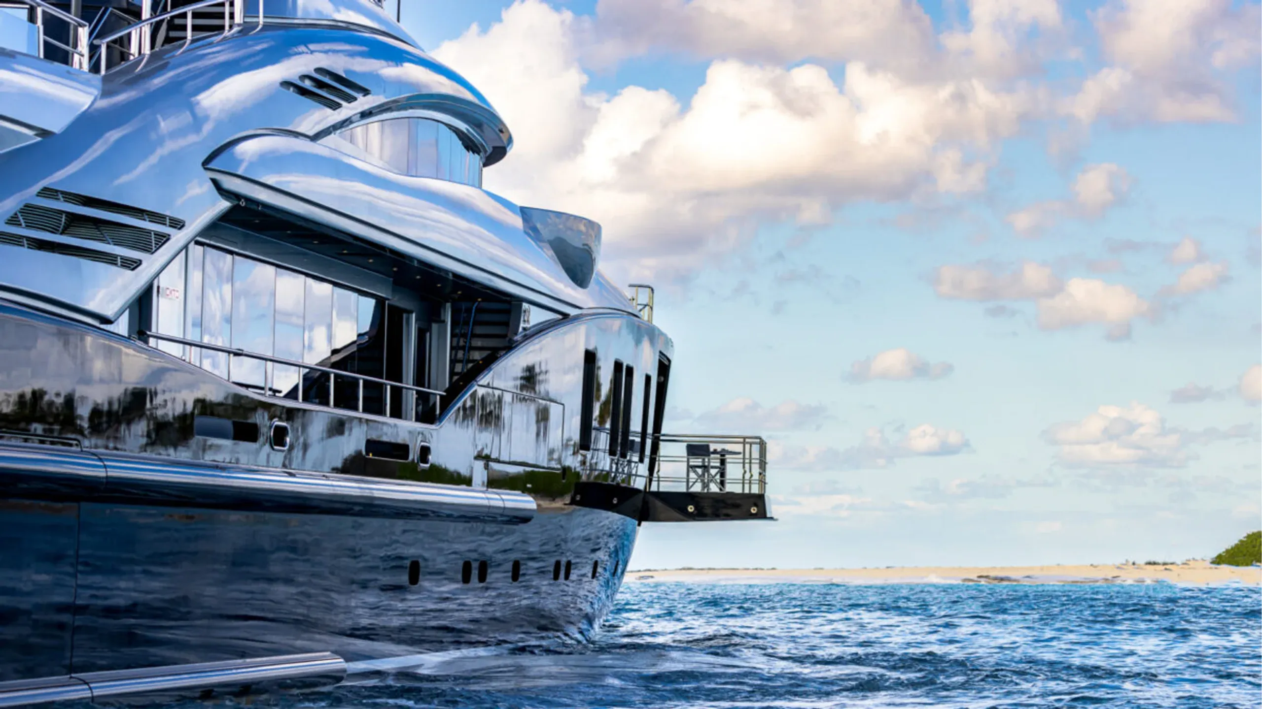 Isa Yachts 66.4m (photograph 3)