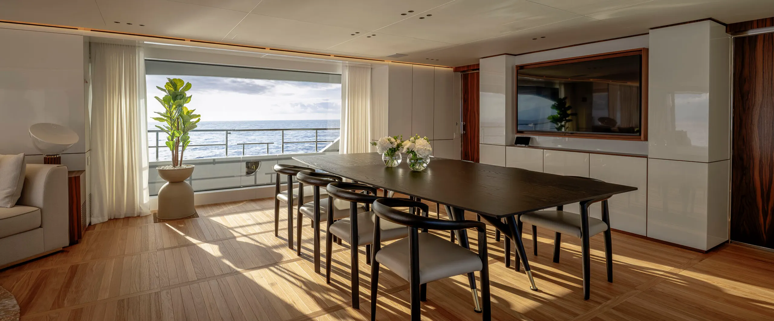 Benetti 41m - Photograph 3