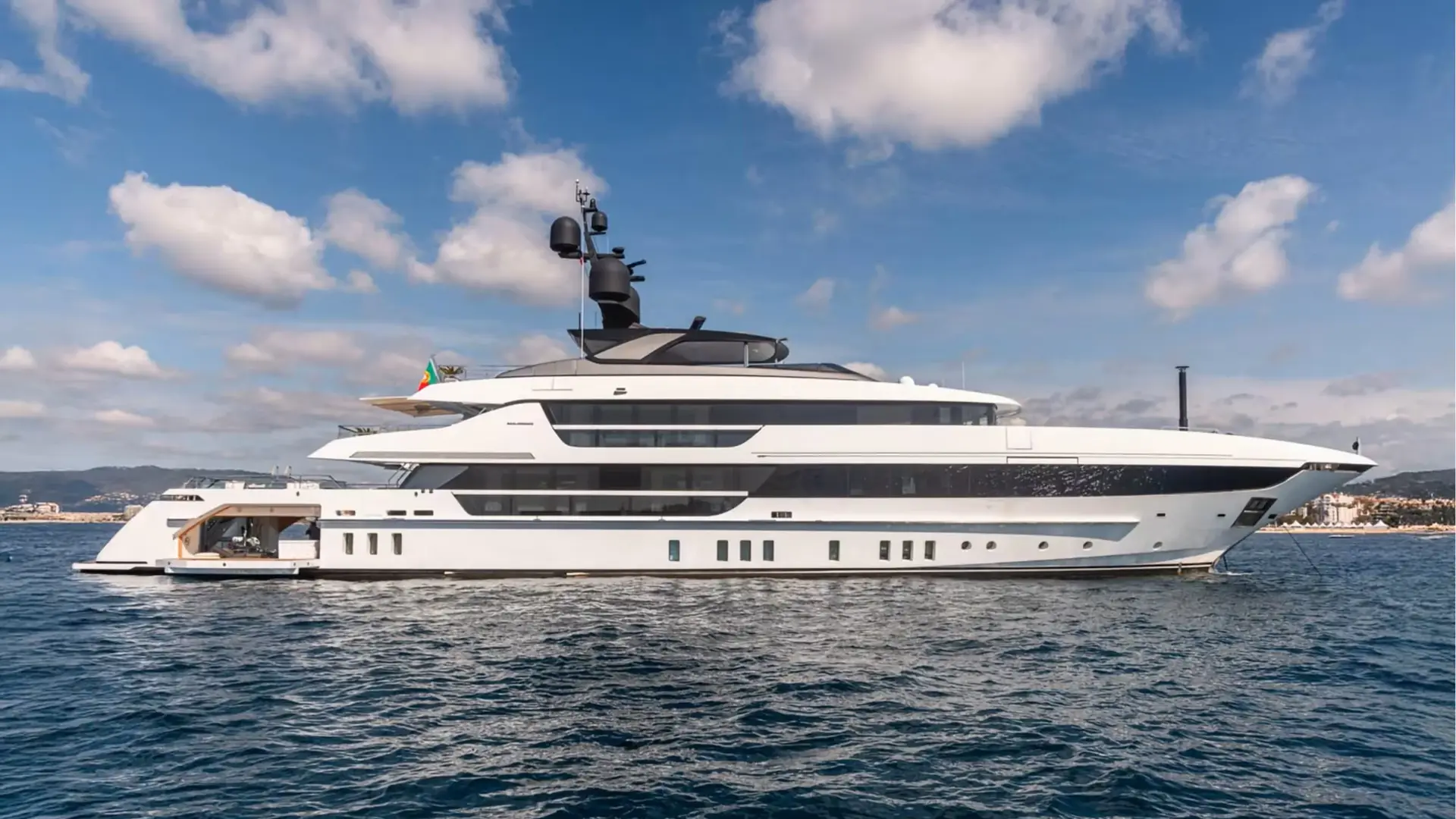 Sanlorenzo 52-metre at anchor