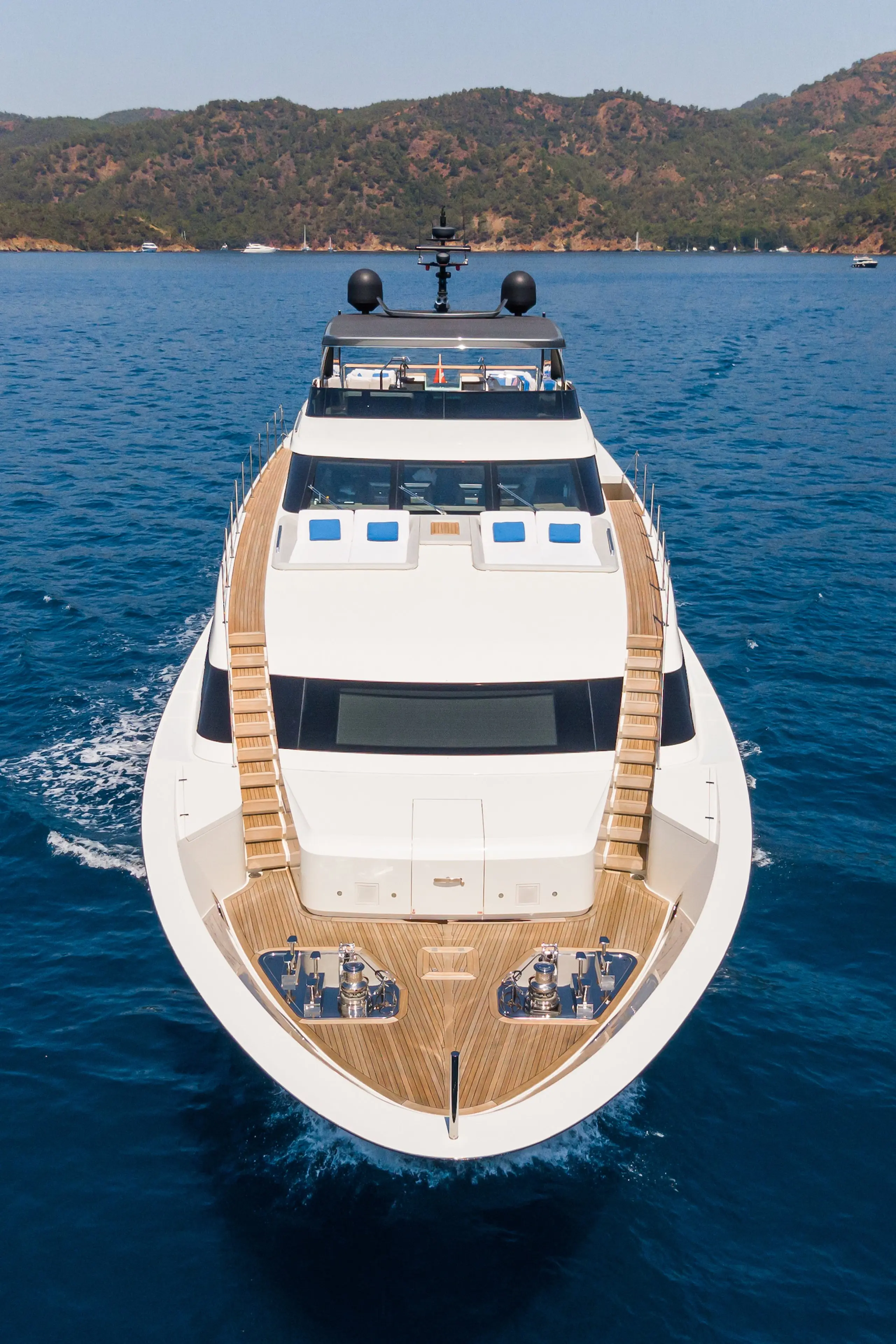 Sanlorenzo 37-metre at anchor
