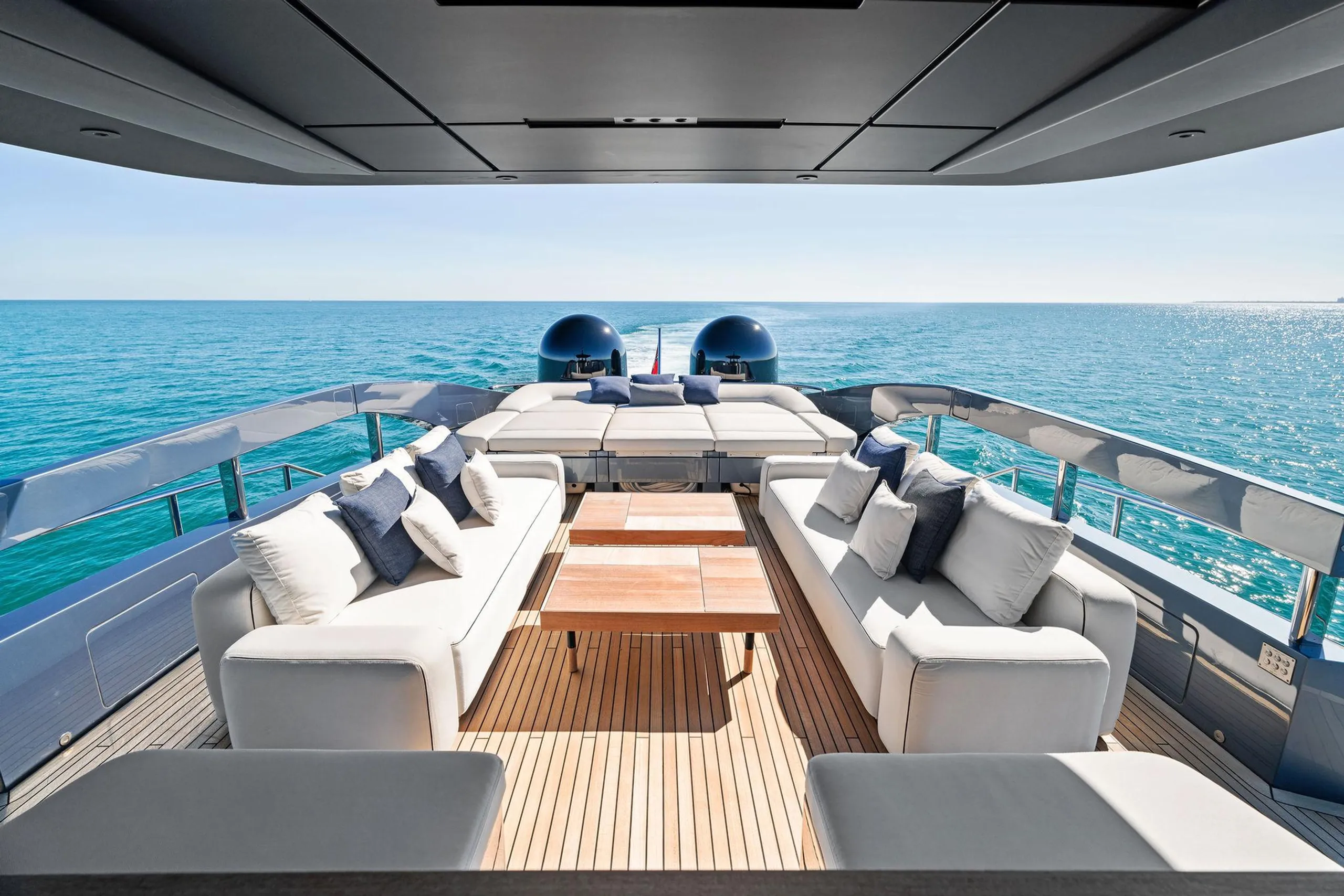 Pershing 35m - Photograph 9
