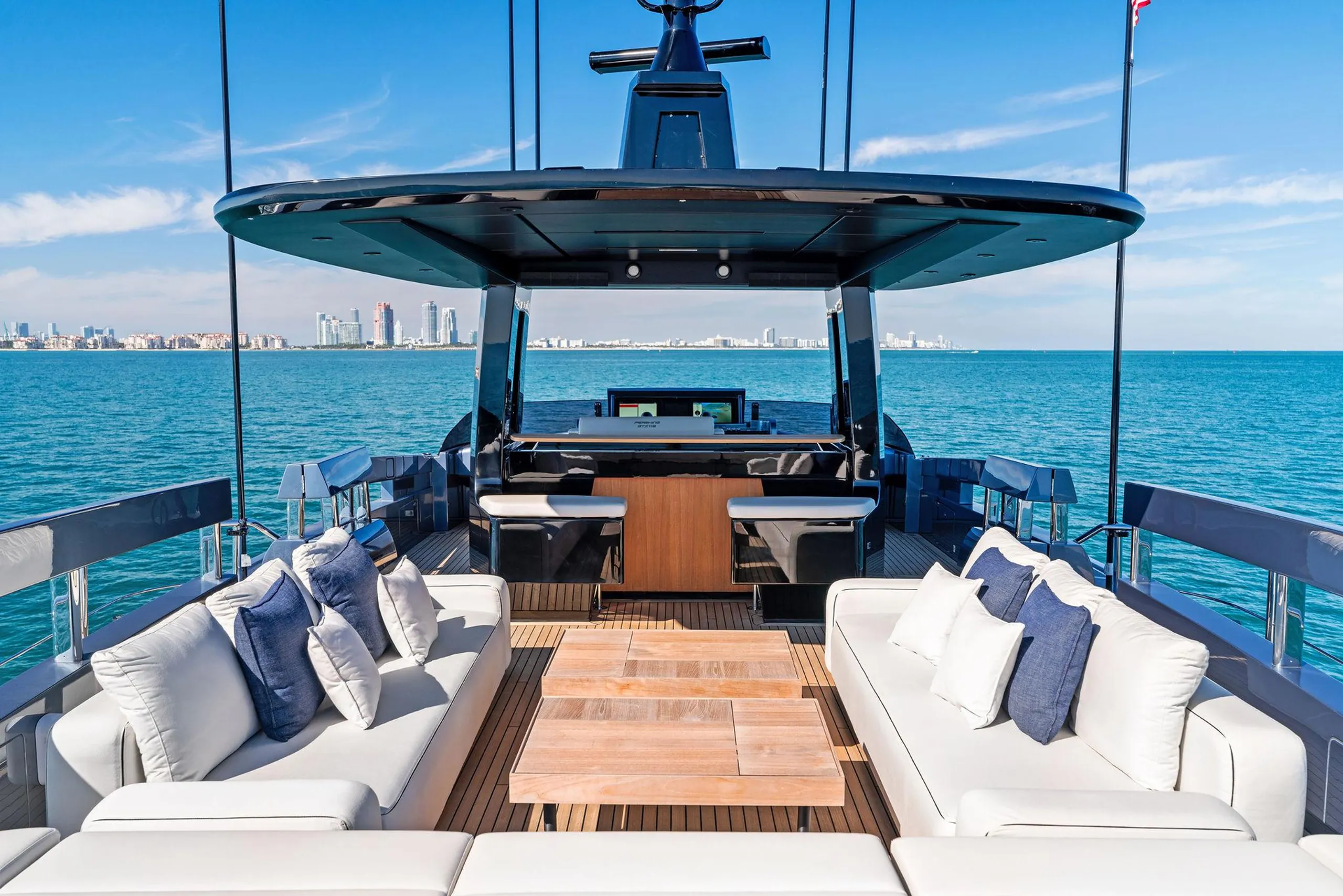 Pershing 35m - Photograph 7