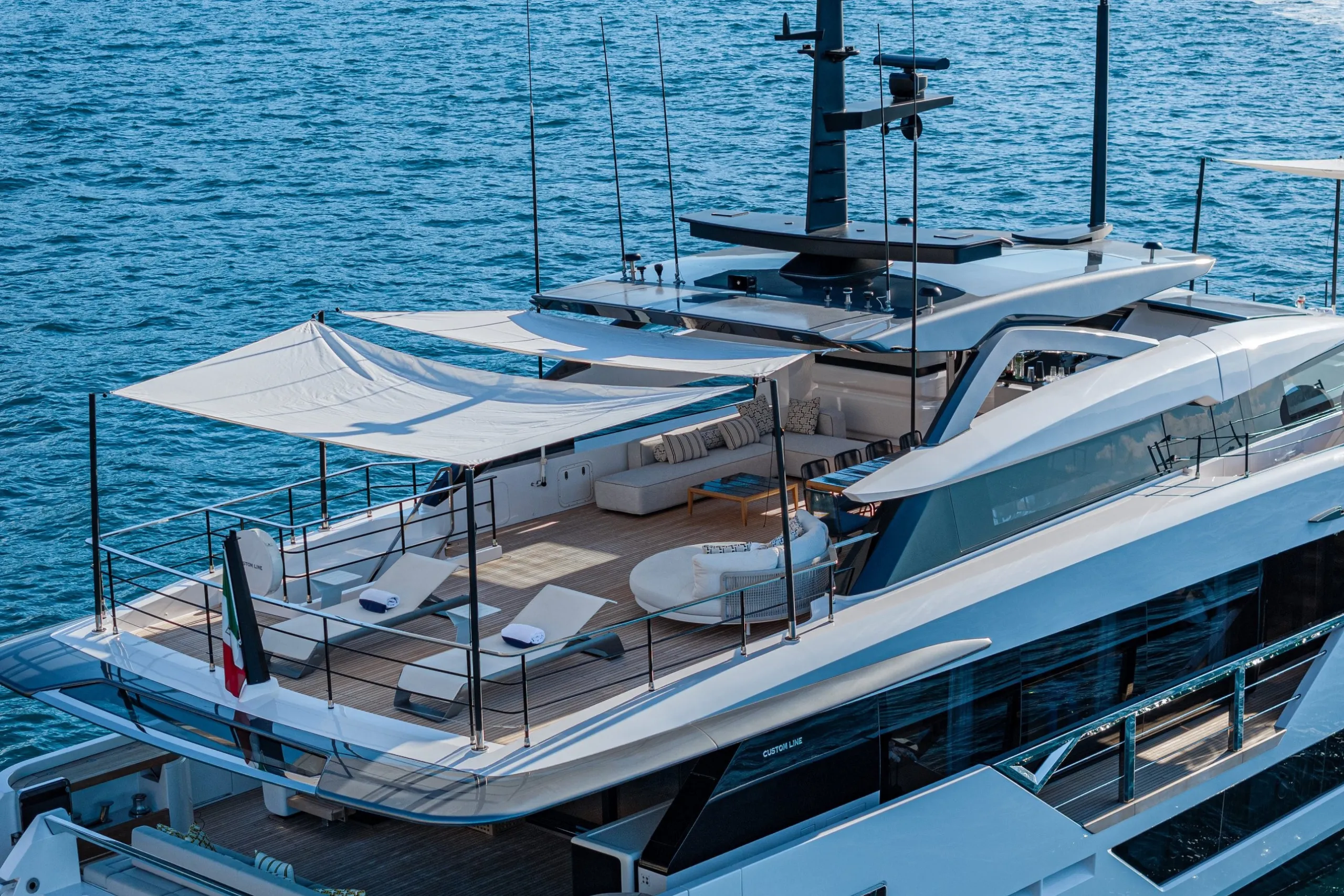 Ferretti 33m (photograph 1)