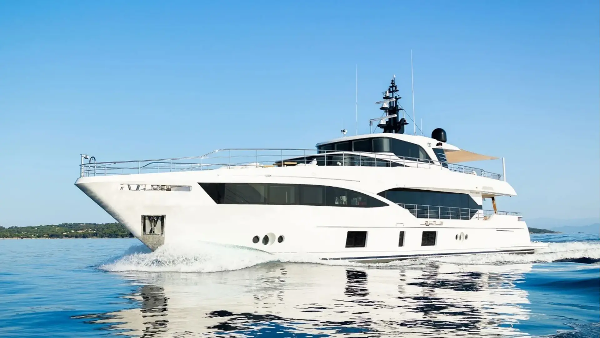 Majesty 33-metre at anchor