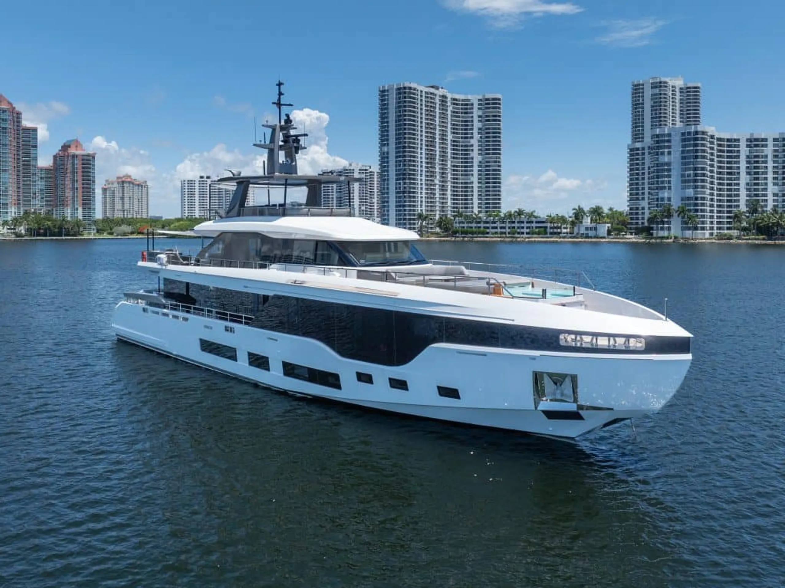 Azimut 35m - Photograph 2