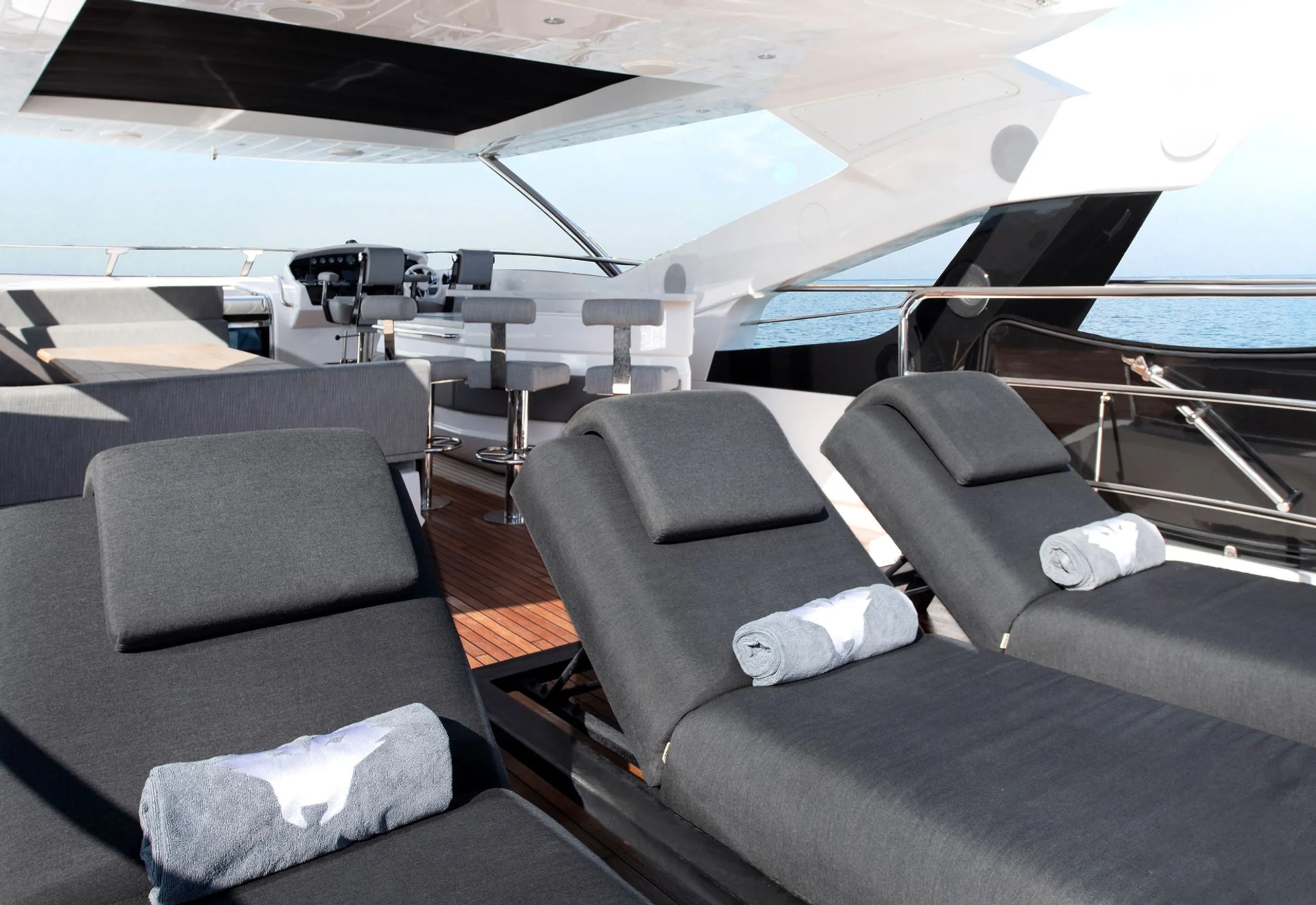 Sunseeker 28m - Photograph 2