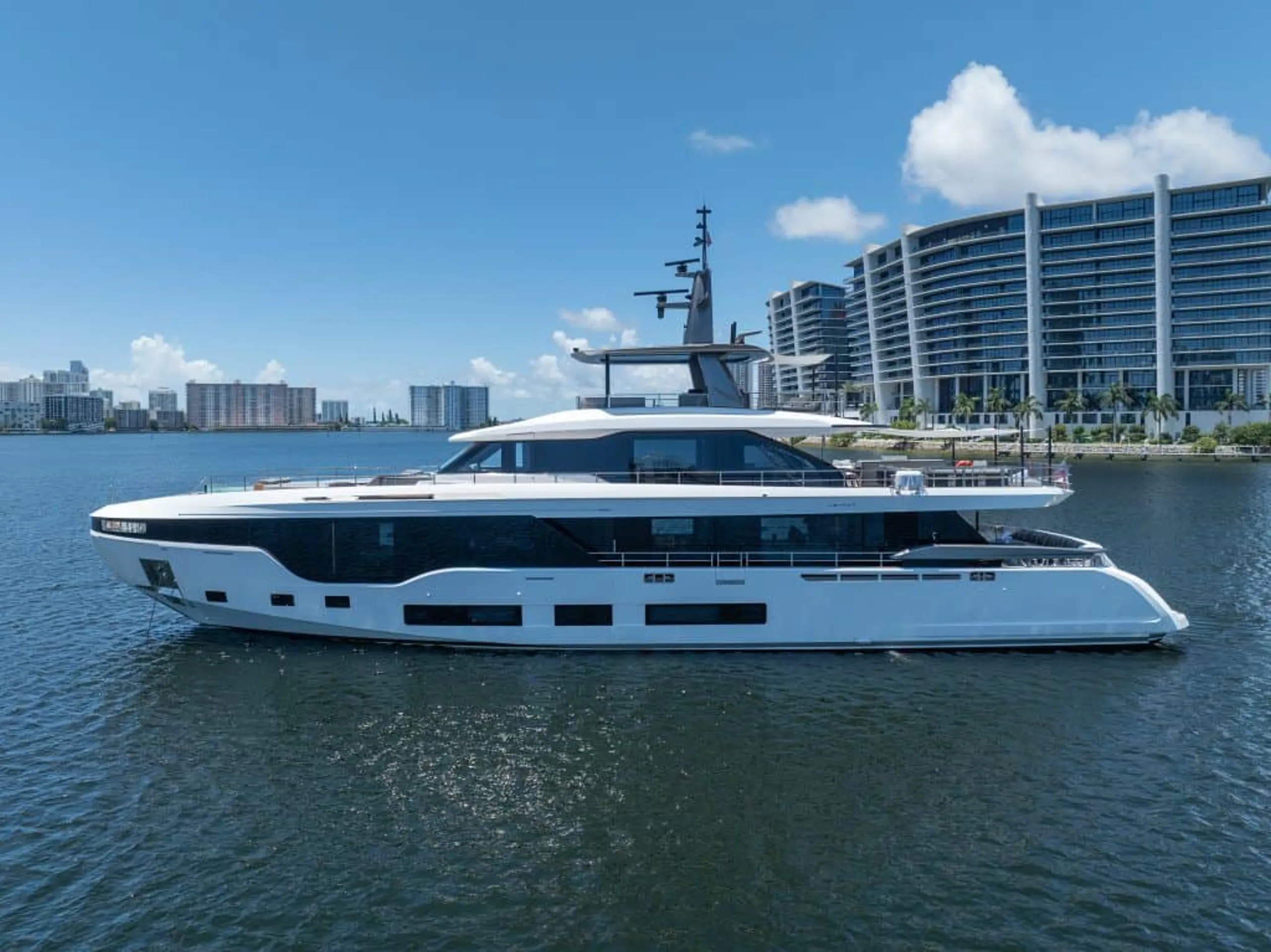 Azimut 35m - Photograph 4