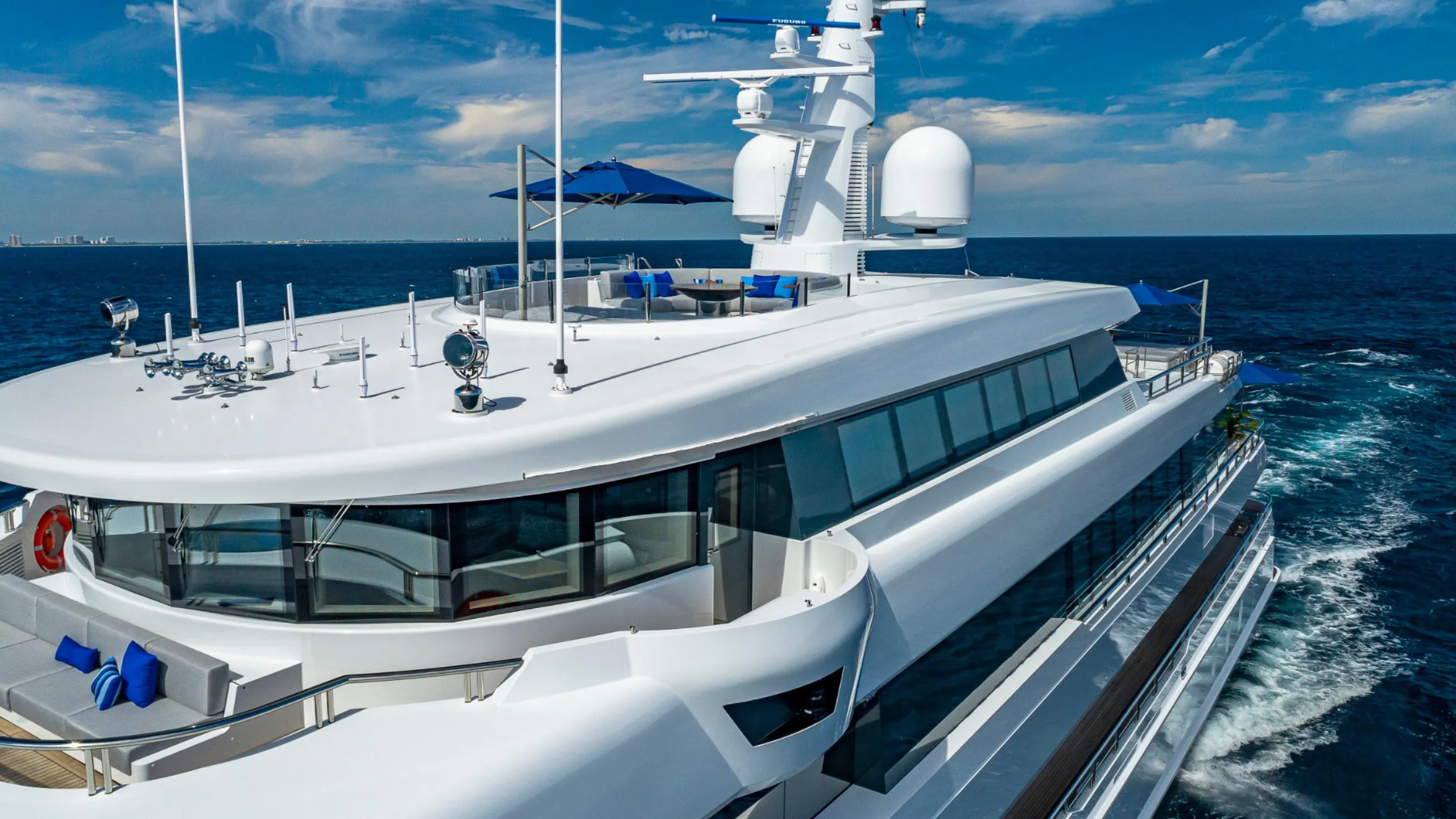 Hakvoort 61m (photograph 6)