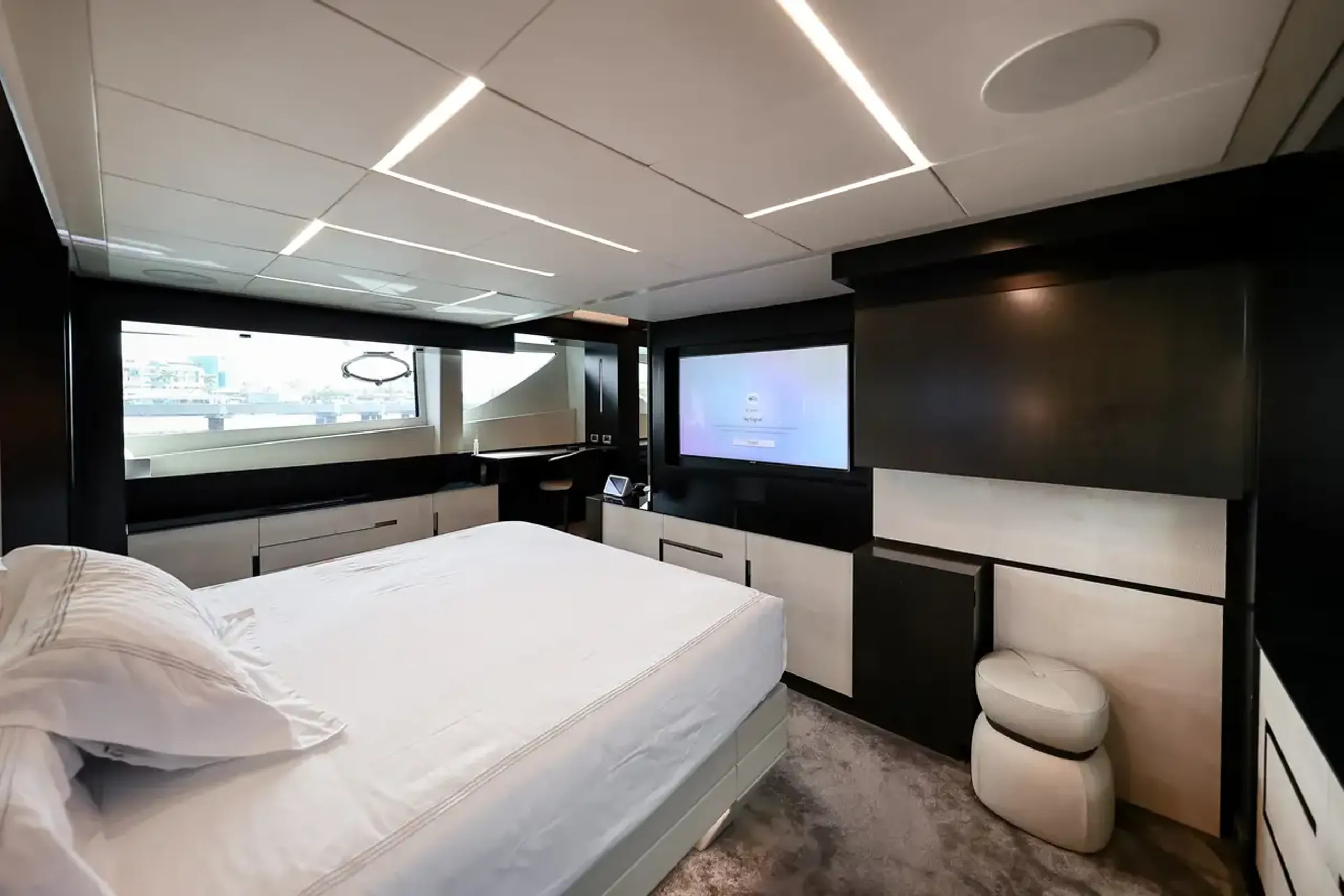 Pershing 28m - Photograph 7