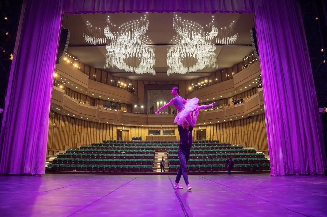 Almaty Theatre сахнасы