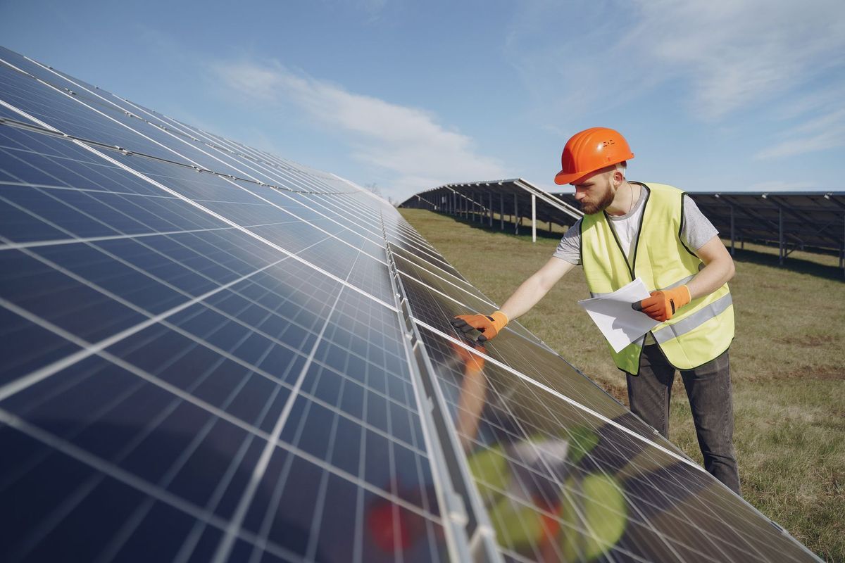 Integrador solar com documentos de proposta fotovoltaica em campo de painéis solares