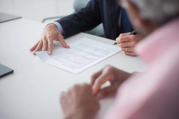 Integrador solar e cliente assinando contrato de financiamento durante reunião comercial