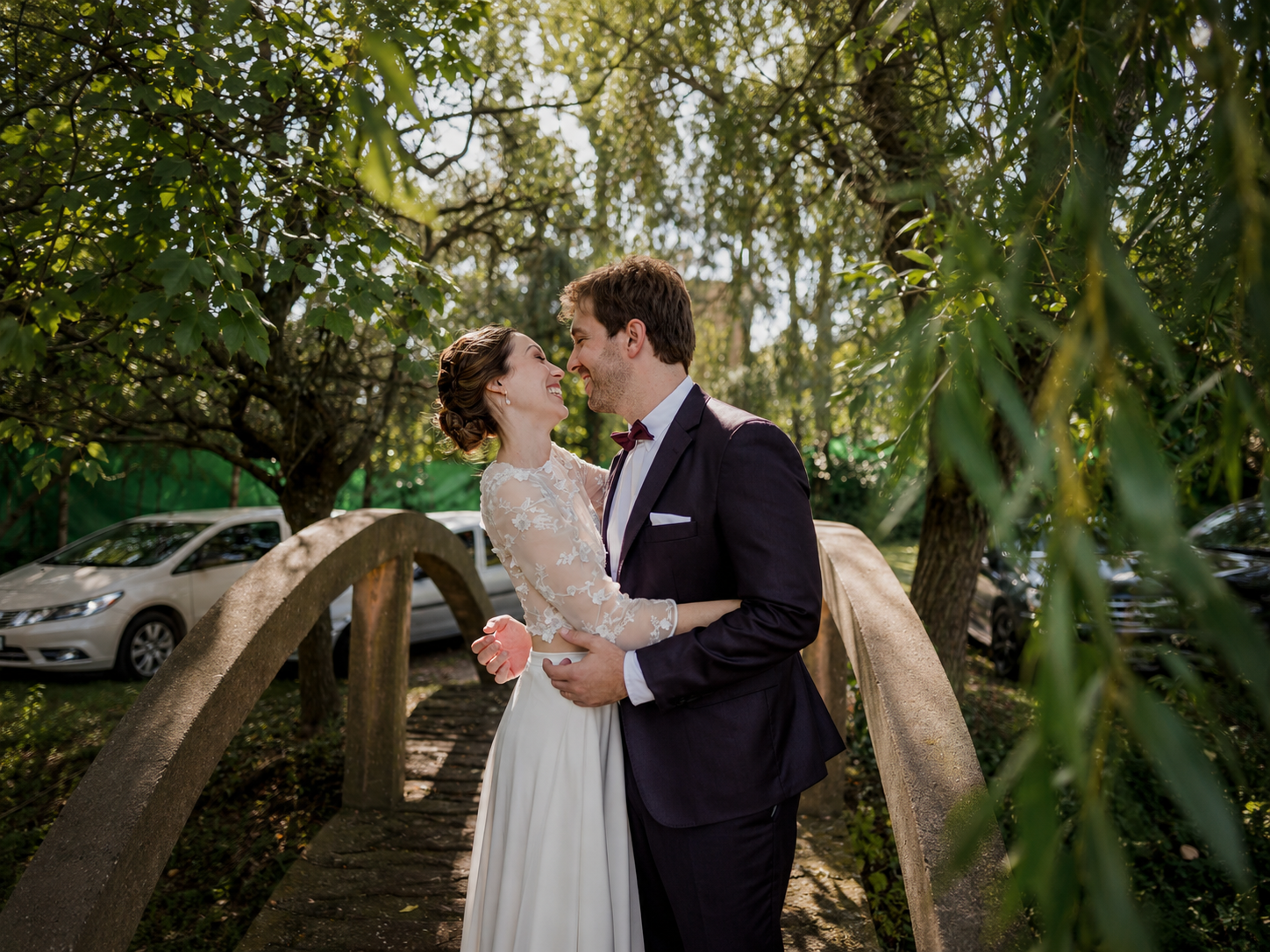 Novios celebrando su boda al aire libre