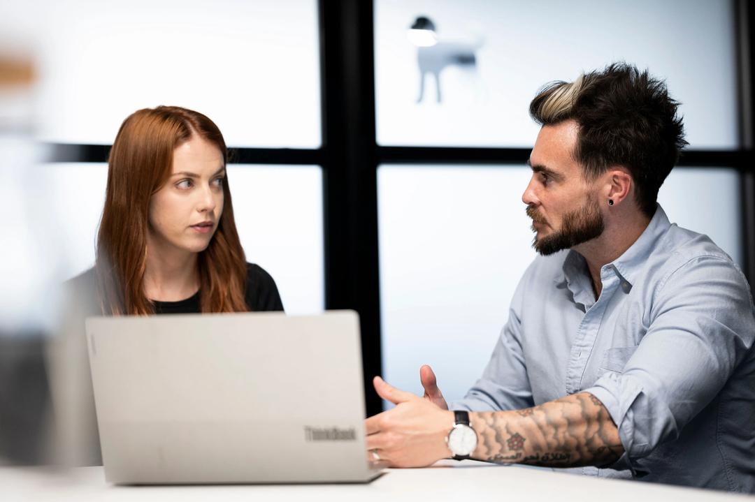 Male digital marketing expert running an SEO training session in the office.