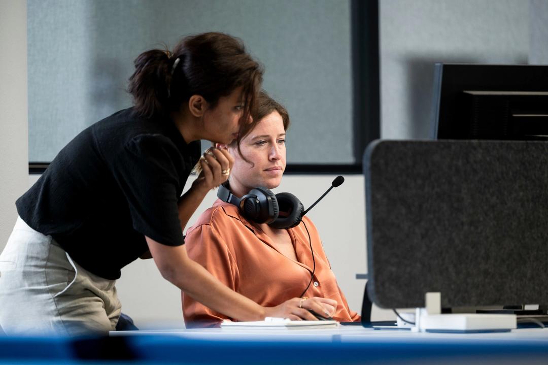 Two female digital marketing experts training in the office.