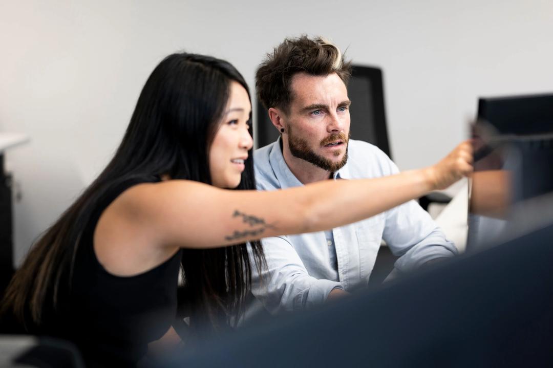 Male digital marketing expert running a GA4 training session in the office.