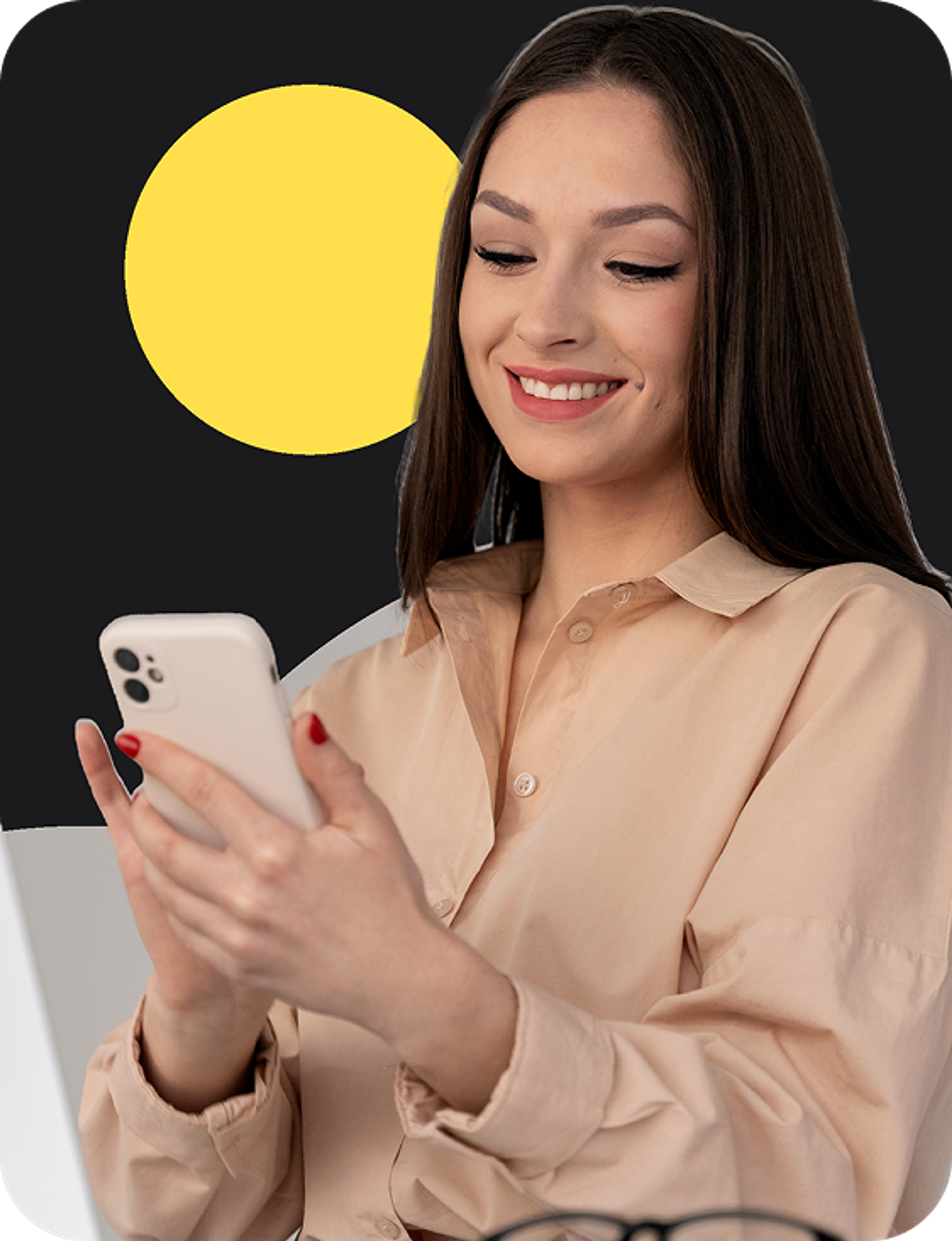 Asesora de Colombia Raíz atendiendo por WhatsApp