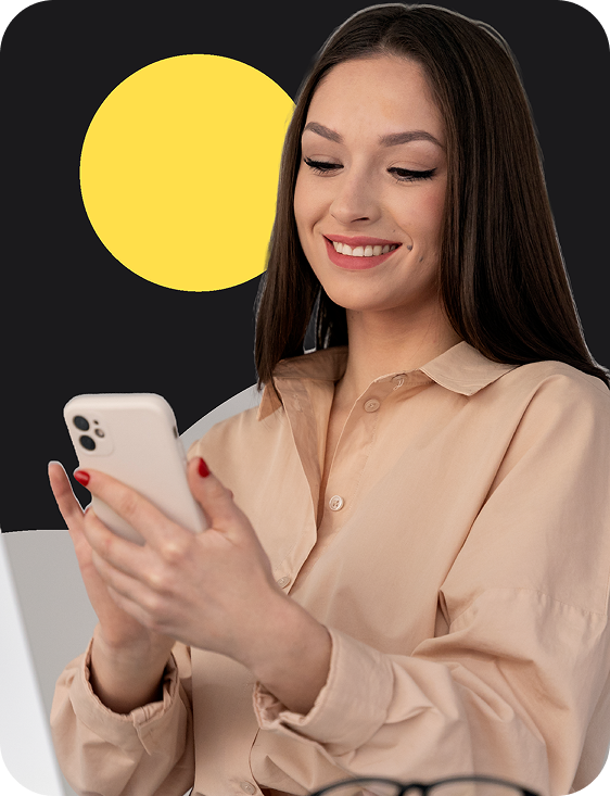 Asesora de Colombia Raíz atendiendo por WhatsApp