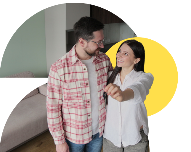 Pareja mostrando las llaves de su nuevo apartamento