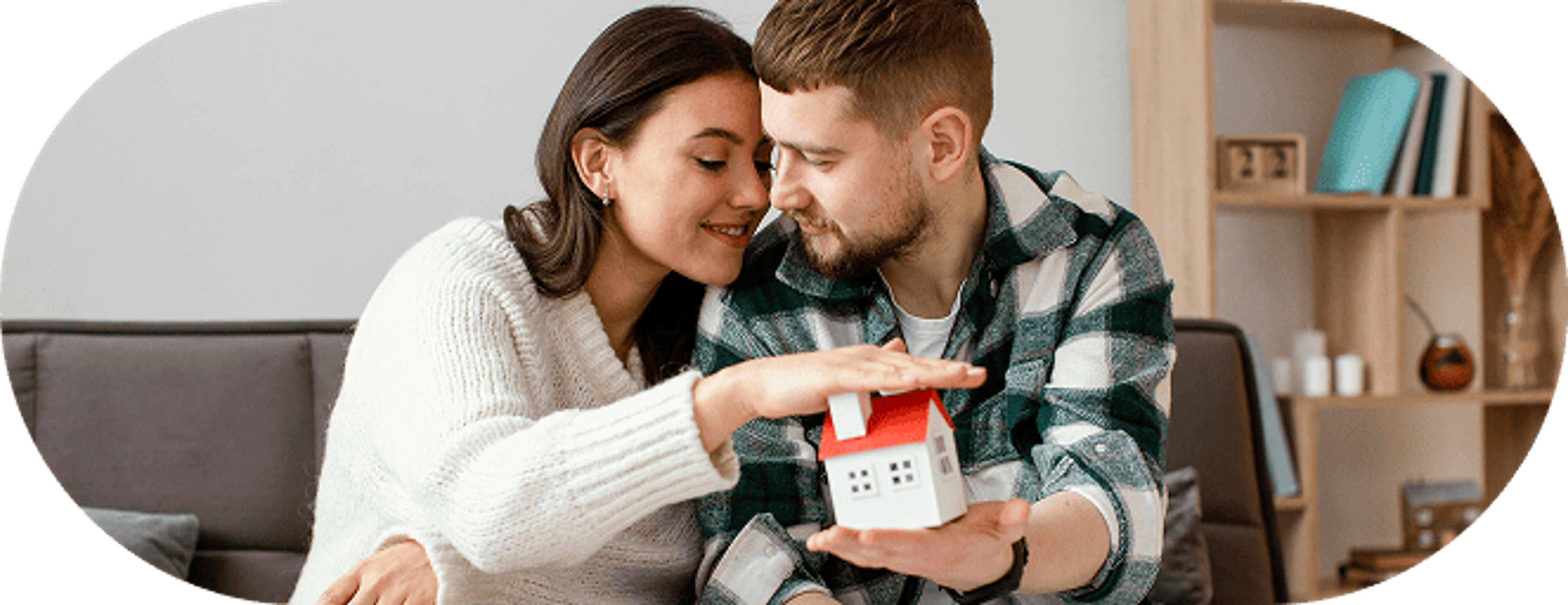 Pareja recibiendo las llaves de su nuevo apartamento