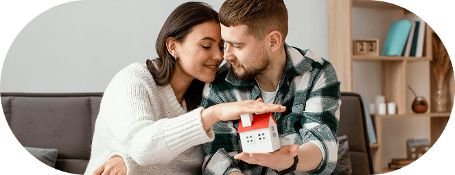Pareja recibiendo las llaves de su nuevo apartamento