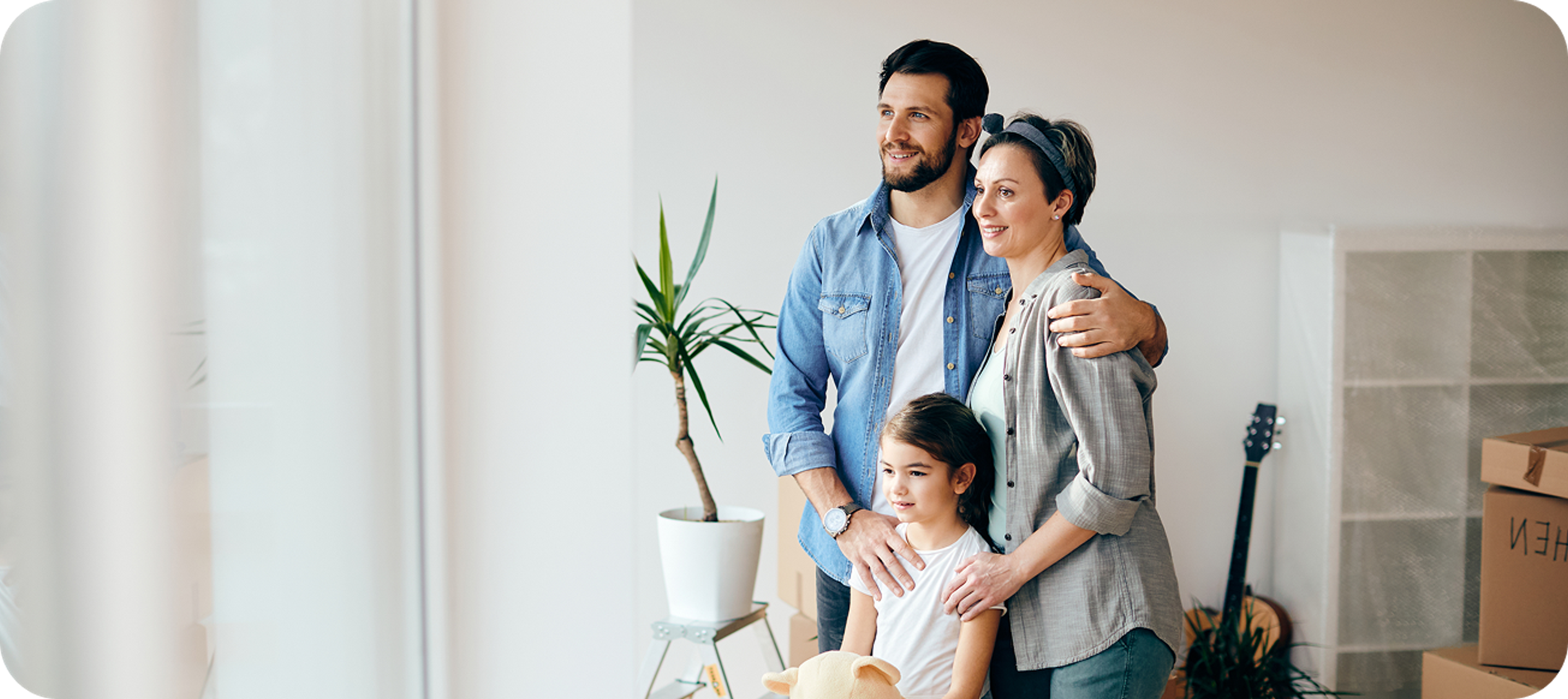Pareja recibiendo las llaves de su vivienda