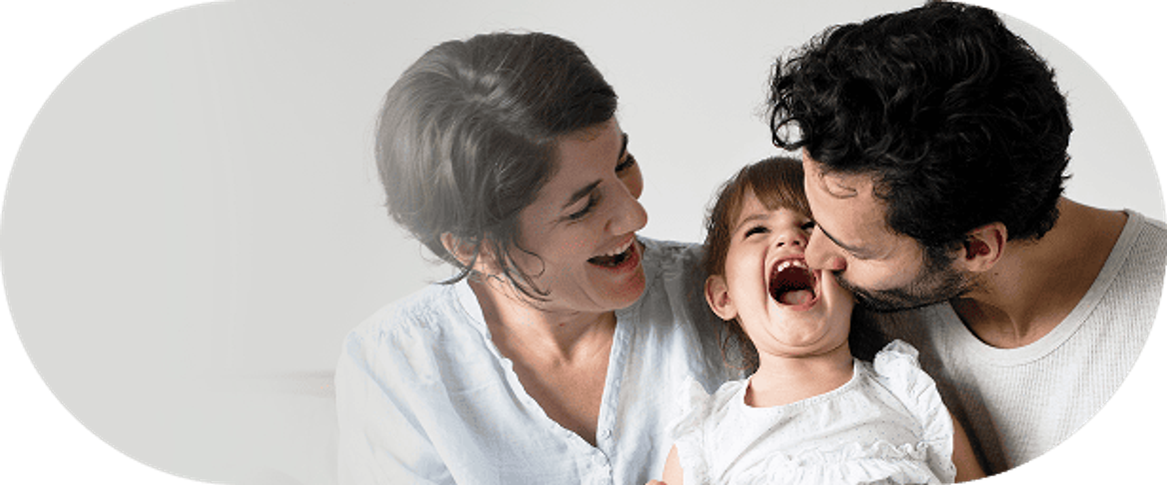 Familia colombiana celebrando su nueva vivienda