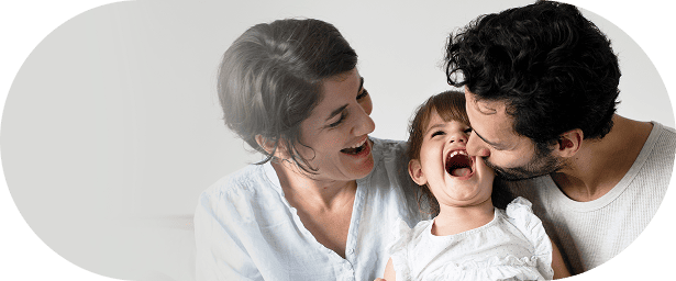 Familia colombiana celebrando su nueva vivienda