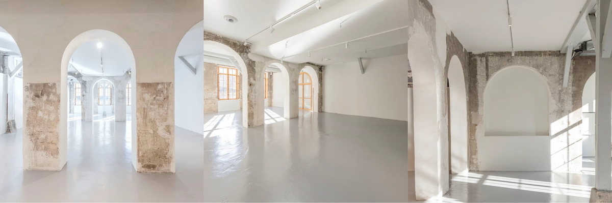 Galerie d'art au design épuré, baignée de lumière