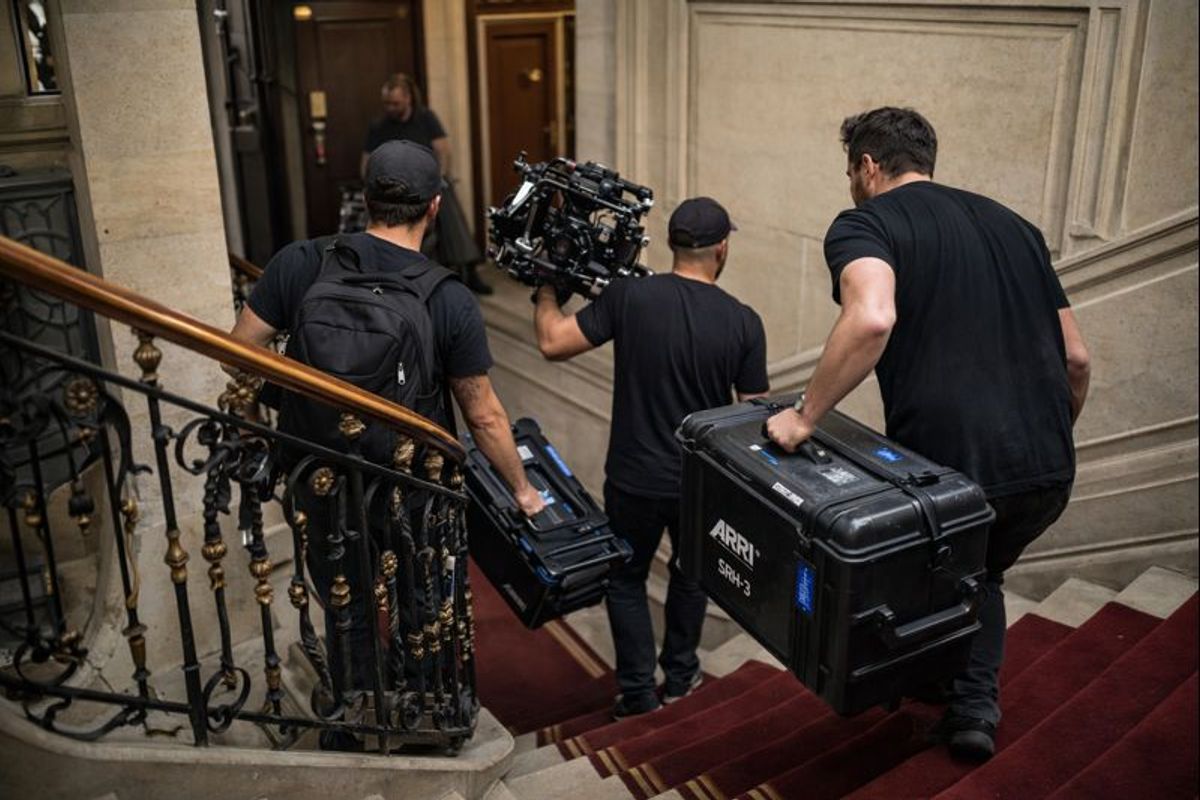 equipe-tournage-escalier-haussmannien