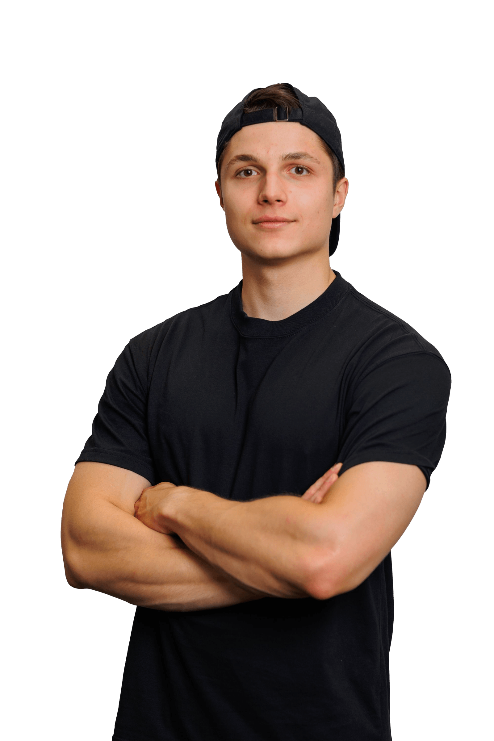 Filip Kożuchowski, trener personalny, portret ze skrzyżowanymi ramionami