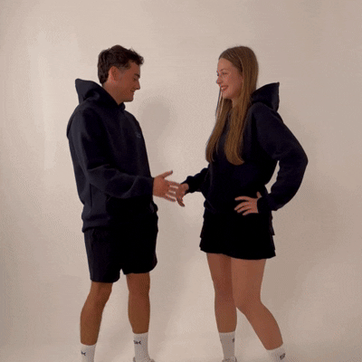 Mann und Frau mit tannengrünen bedruckten Tennis Outfits von SPORTKIND