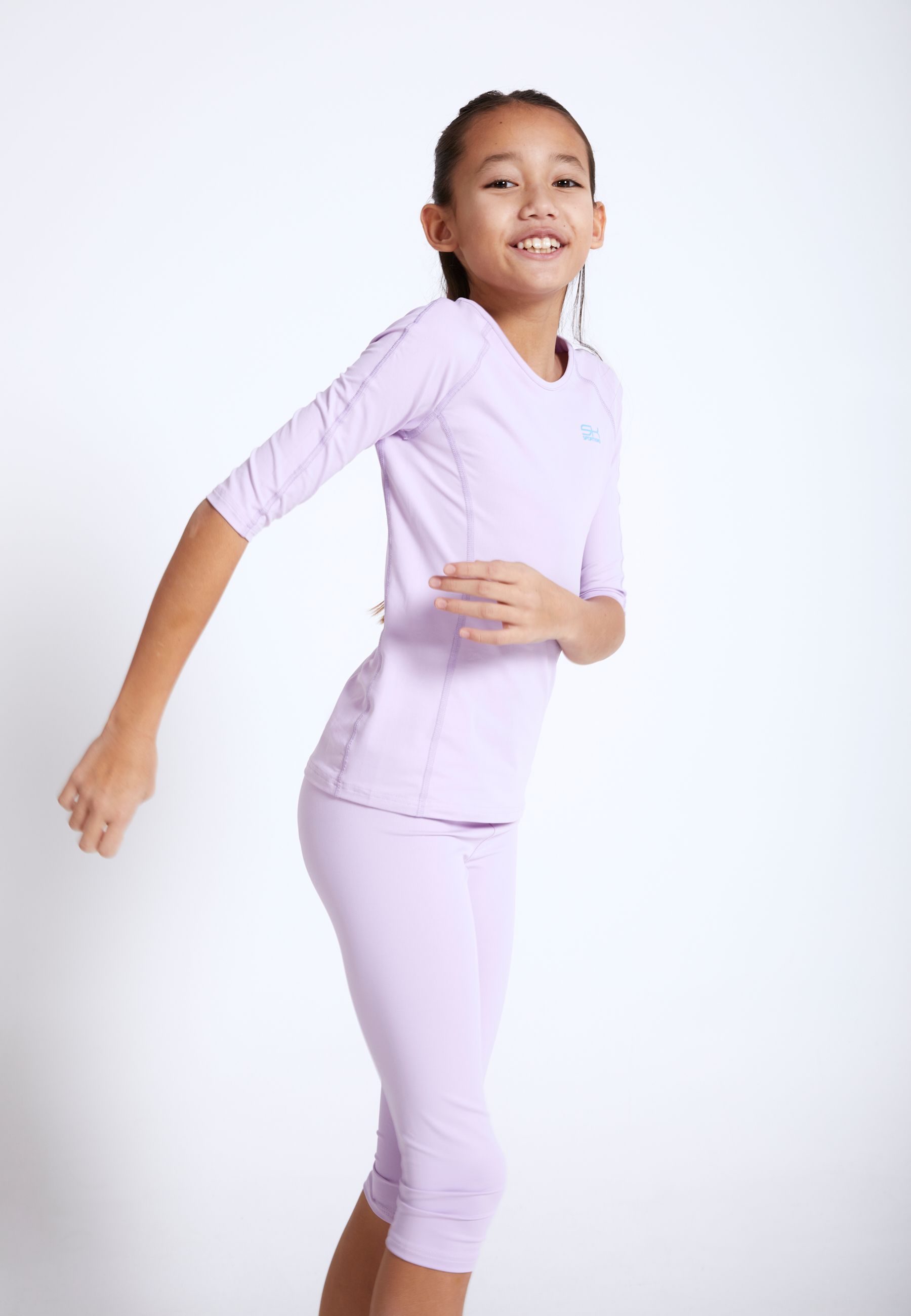 Fille en t-shirt manches longues trois quarts de tennis de SPORTKIND