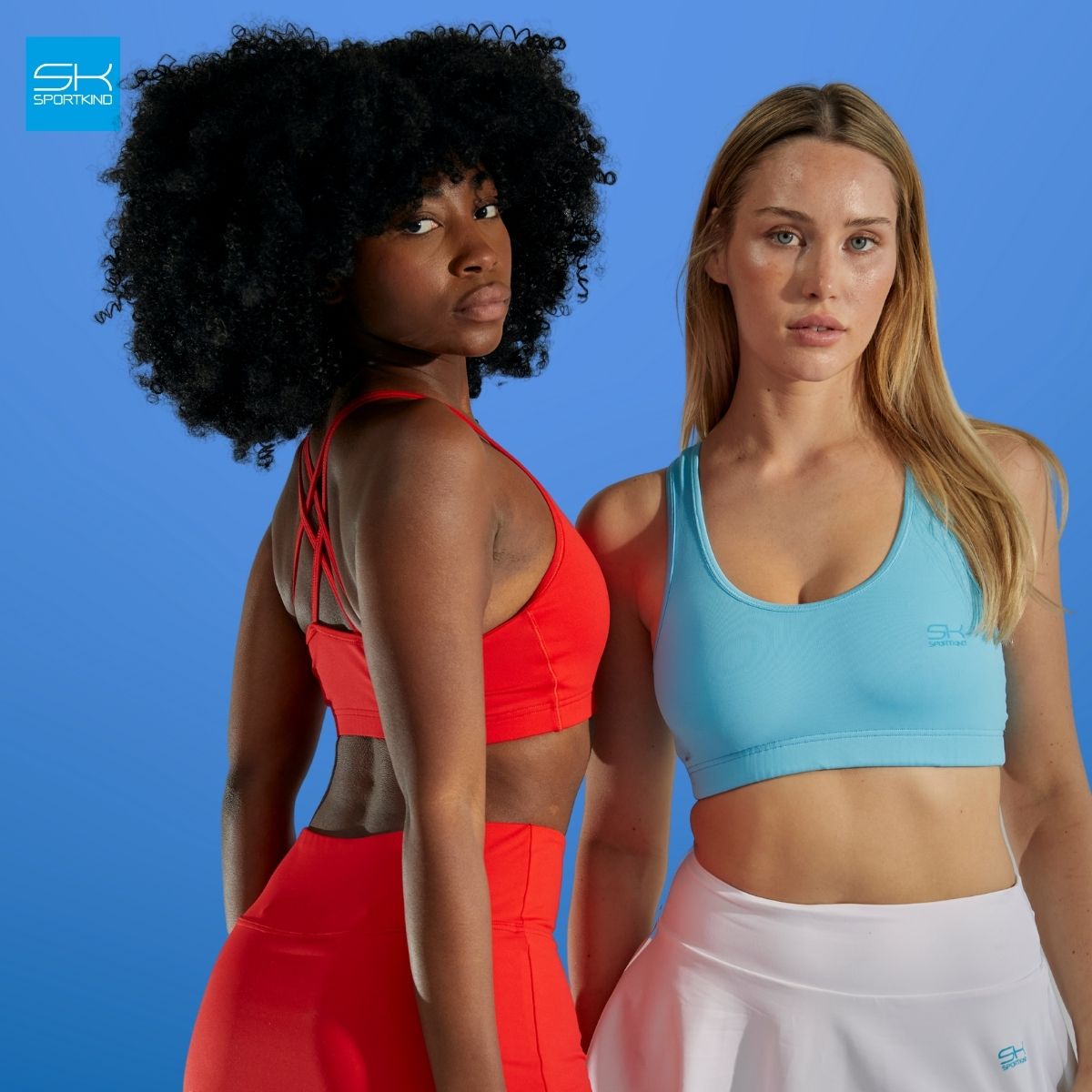 Zwei Frauen in Sportkind Tennis Outfits