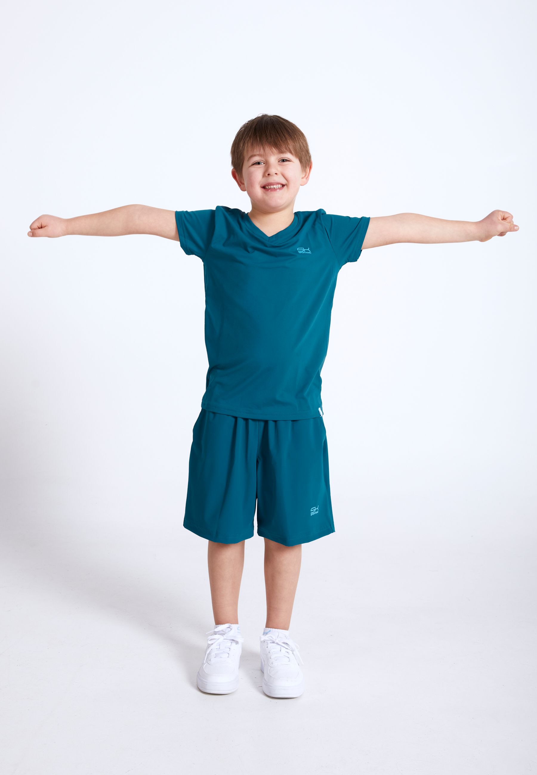 Junge mit V-Ausschnitt T-Shirt 