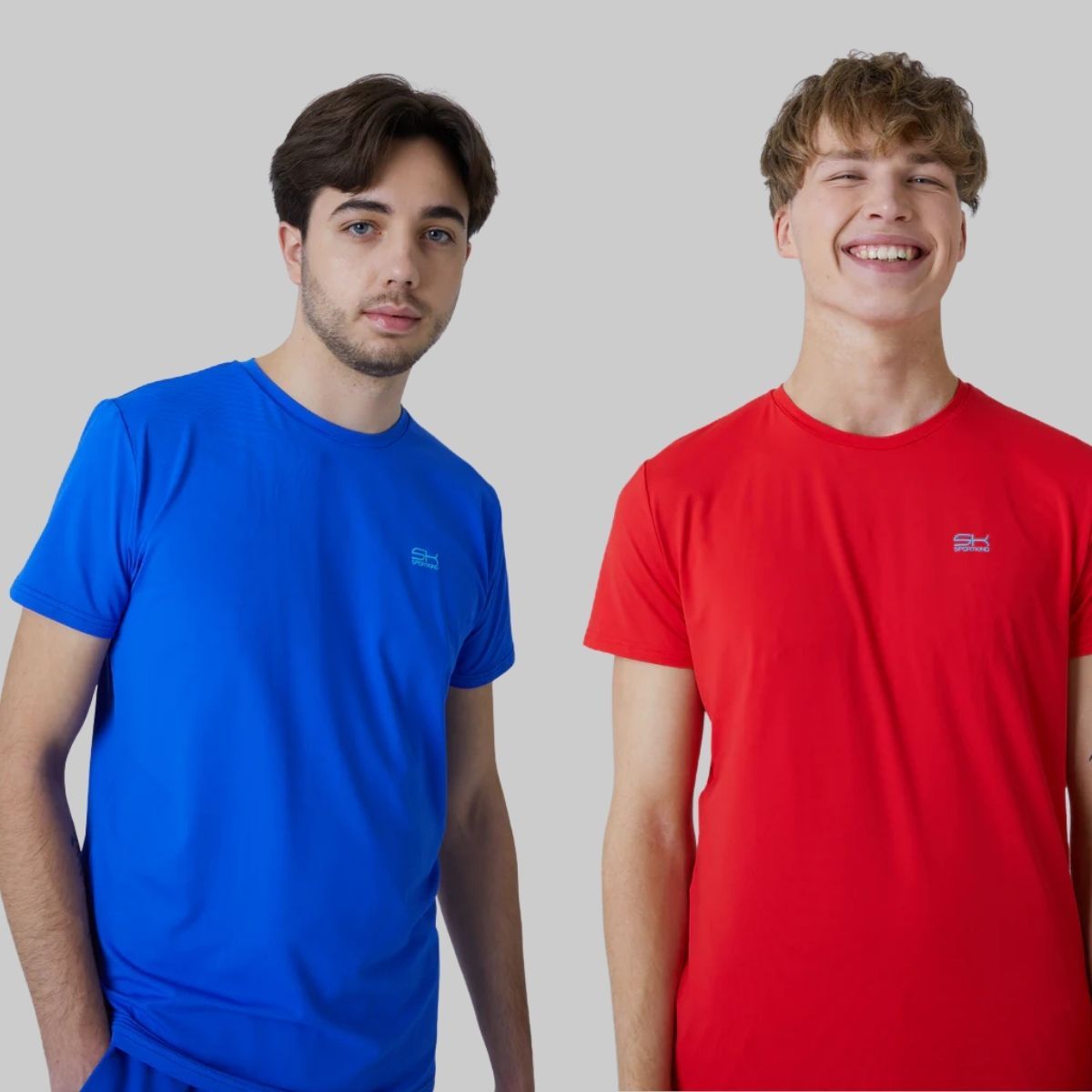 Herren in Sportkind Tennis Outfit kobaltblau und rot