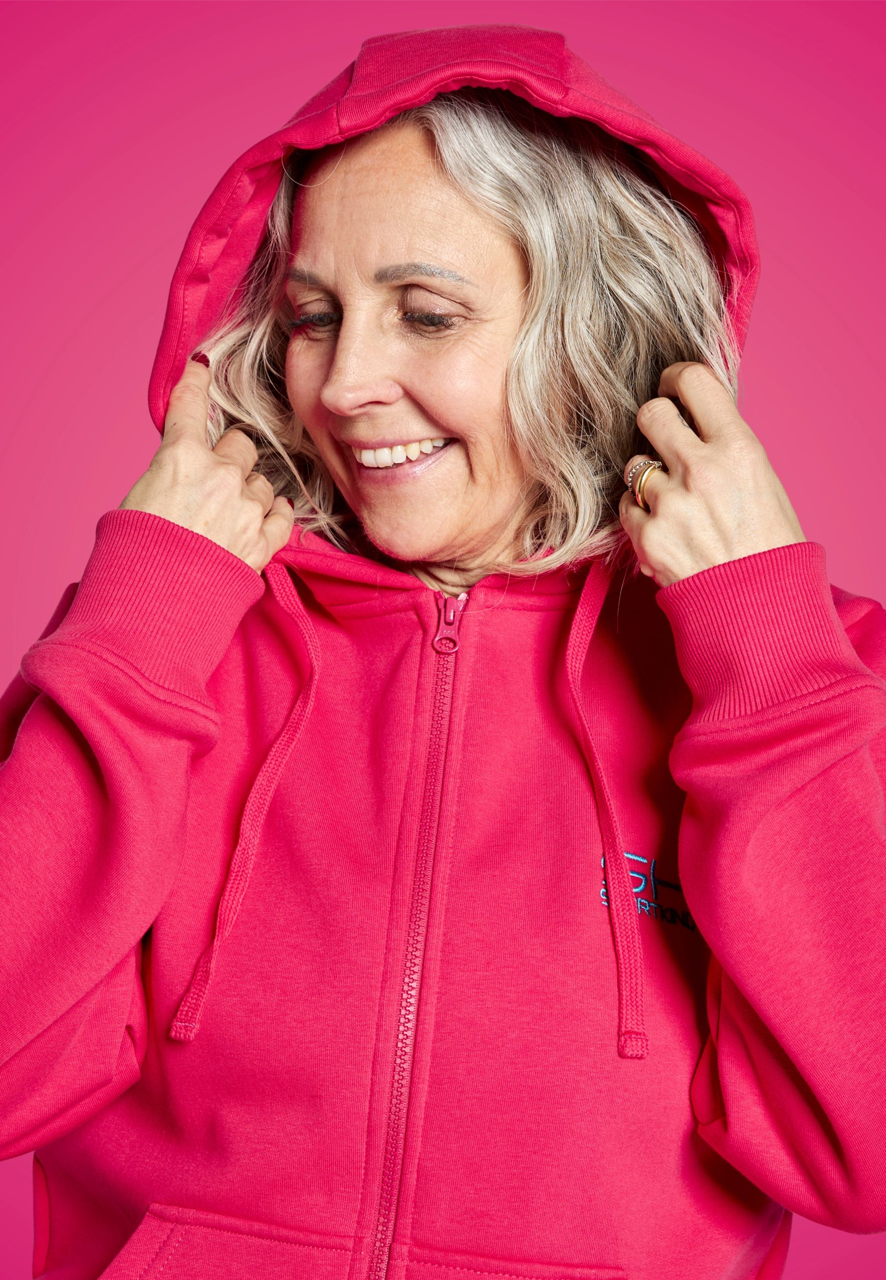 Frau im pinken SPORTKIND Baumwoll Kapuzenjacke